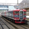 妙高高原駅で発車を待つ、しなの鉄道北しなの線の列車。同駅でえちごトキめき鉄道妙高はねうまラインと連絡している。