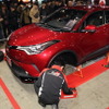 TOYOTA GAZOO Racingブースでカスタムパーツ交換を実演