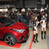 TOYOTA GAZOO Racingブースでカスタムパーツ交換を実演