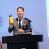 メルセデス・ベンツ日本代表取締役社長兼CEOの上野金太郎氏が手に持つのは、ハイドロフラスクとのコラボレーションで作成したステンレスボトル