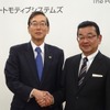 日立オートモティブの関社長（向かって左）とホンダの八郷社長