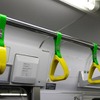 中央・総武線各駅停車の電車に装備される「菜の花色の吊手」。2月23日から3月27日までの期間限定だ。