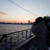 乗客はみな、美しい夕暮れの横浜の街の風景を写真に収めていた。