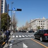 事故現場となった総理官邸前交差点。写真左手に官邸。警察車両は写真右手に右折しようとした