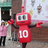 PASMOのミニロボット。新宿に現れたのは赤。