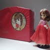最初のリカちゃんハウス、「ドリームハウス」（1967年）。付属の3種類のカードで背景を変えられる。人形は最初の生産ラインで作られたリカちゃん（1967年、ドレスは1968年制作）。