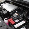 上から見ると高電圧配線を示すオレンジがほとんど見えない。補機用バッテリーはエンジンルーム内にある
