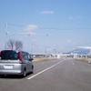 これまで交通事故のパターン研究に使われてきた市街地を模した既存の屋外テストコースも自動運転車両の試験に対応させる改修を実施した。