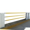 昇降バー式ホーム柵のイメージ（閉じた状態）。バーが昇降することで列車への乗降ルートが開いたり閉じたりする。