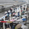 雨の中、多くのファンがピットウォークに参加。
