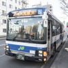 「長生園前」バス停に到着した札幌駅前発の「市電代行」バス最終便。バスの左手となる道路の中心部を市電が走っていた。
