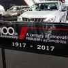 三菱自動車の創業100周年を示すプレート