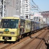 西鉄は車内で料理が楽しめる「本格的な観光列車」を2018年度末から運行する。写真は2015年10月から運行されている観光列車「水都」。