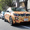 BMW i3のラッピングカーは、本イベントメインプログラム出展作家であるイタリアのアーティスト、マウリツィオ・カテラン作、「TOILETPAPER」
