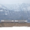 ほくほく線を走る普通列車。貨客混載は夜間に運行されている2両編成の普通列車で実施する。