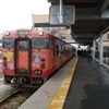 高岡駅の一つ先にある、JR城端線の新高岡駅。あいの風とやま鉄道線の越中大門駅から高岡駅に向かう場合、高岡駅までの乗車券を買うより新高岡駅までの連絡乗車券を買った方が10円安くなると言う「逆転現象」が生じていた。