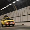 トンネル内点検に高速画像処理技術を導入。時速100km/hで走りながら、トンネル壁面の0.2mmのひび割れを探し出す