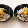 関西私鉄初の立ち食いそば店「阪急そば」が50周年を迎える。写真は記念メニューの「台湾風まぜうどん」（左）と「麻婆まぜうどん」（右）。