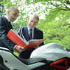 Ducati Motor Holding CEO クラウド・ドメニカーリ氏（写真左）、次期駐日イタリア大使 ジョルジョ・スタラーチェ氏（写真右）。