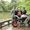 左よりDucati Motor Holding グローバル・セールス＆マーケティング ディレクター アンドレア・ブッツォーニ氏、同CEO クラウディオ・ドメニカーリ氏、次期駐日イタリア大使ジョルジョ・スタラーチェ氏、ドゥカティ ジャパンCEO ティエリ・ムトルドゥ氏。