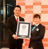 トヨタカローラ福岡 金子 護社長（左）とギネス世界記録公式認定員