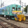 初展示される車両牽引機（手前）。