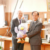 認定書交付の様子（右：上田清司埼玉県知事、左：曙ブレーキ 信元久隆社長）