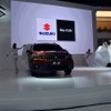 イグニス（右）と、SX4 Sクロス（中国名：驍途）が披露された瞬間