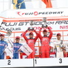 GT500クラスの表彰式（中央左が立川、右が石浦）。