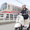 ビーノ（手前）と京王電鉄の電車（奥）。帯塗装の部分が似ている。