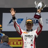 松下信治がFIA-F2で今季初優勝。