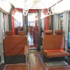 連結部の座席。運転台を省略したため座席は4人分増えている。