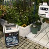 カセットコンロガス発電機『エネポ』（左）とポータブルバッテリー「リベイド E500」