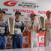 左からGT300クラス優勝の山下健太、松井孝允、GT500優勝の中嶋一貴、J.ロシター。