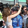 ポールポジション決定の瞬間、夫人と抱き合うディクソン。（インディ500）