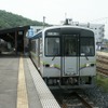 井原鉄道は総社～神辺間の井原線を運営している。写真は神辺駅で発車を待つ井原鉄道の列車。