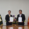名古屋大学　松尾清一総長（左）とデンソー 有馬浩二社長