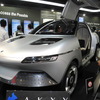 旭化成が披露した電気自動車のコンセプトカー「アクシー」