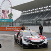 バトンを迎え入れて鈴鹿テストに参加した#16 NSX。