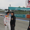 手塚監督（中央右）と話す武藤英紀。