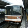 2018年に営業開始30周年を迎える北神急行電鉄の電車。30周年記念のロゴとヘッドマークのデザインを募集する。