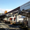 大阪モノレールの門真市駅（左奥）。ここから瓜生堂までは延伸に向けた準備が進められている。