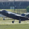 6月13日午前9時30分、県営名古屋空港を離陸していく「F-35A ライトニングII」の国内組み立て初号機。