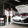 MX-5カップジャパン第3戦、HIROSHIMA MAZDAのレースクイーン中野美咲さん（左）とMIKAさん