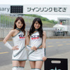 MX-5カップジャパン第3戦、HIROSHIMA MAZDAのレースクイーン中野美咲さん（右）とMIKAさん