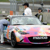 MX-5カップジャパン第3戦、漫画家の池沢早人師先生がレスポンスチームの松田秀士選手に声をかける