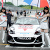 MX-5カップジャパン第3戦、HIROSHIMA MAZDAのレースクイーン中野美咲さん（左）とMIKAさん