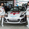 MX-5カップジャパン第3戦、HIROSHIMA MAZDAのレースクイーン中野美咲さん（左）とMIKAさん