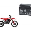 二輪車始動用リチウムイオンバッテリーHY85S（右上）とホンダ CRF450R