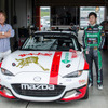 MX-5カップジャパン第3戦、KOTA RACINGの吉田綜一郎選手（右）と漫画家の池沢早人師先生